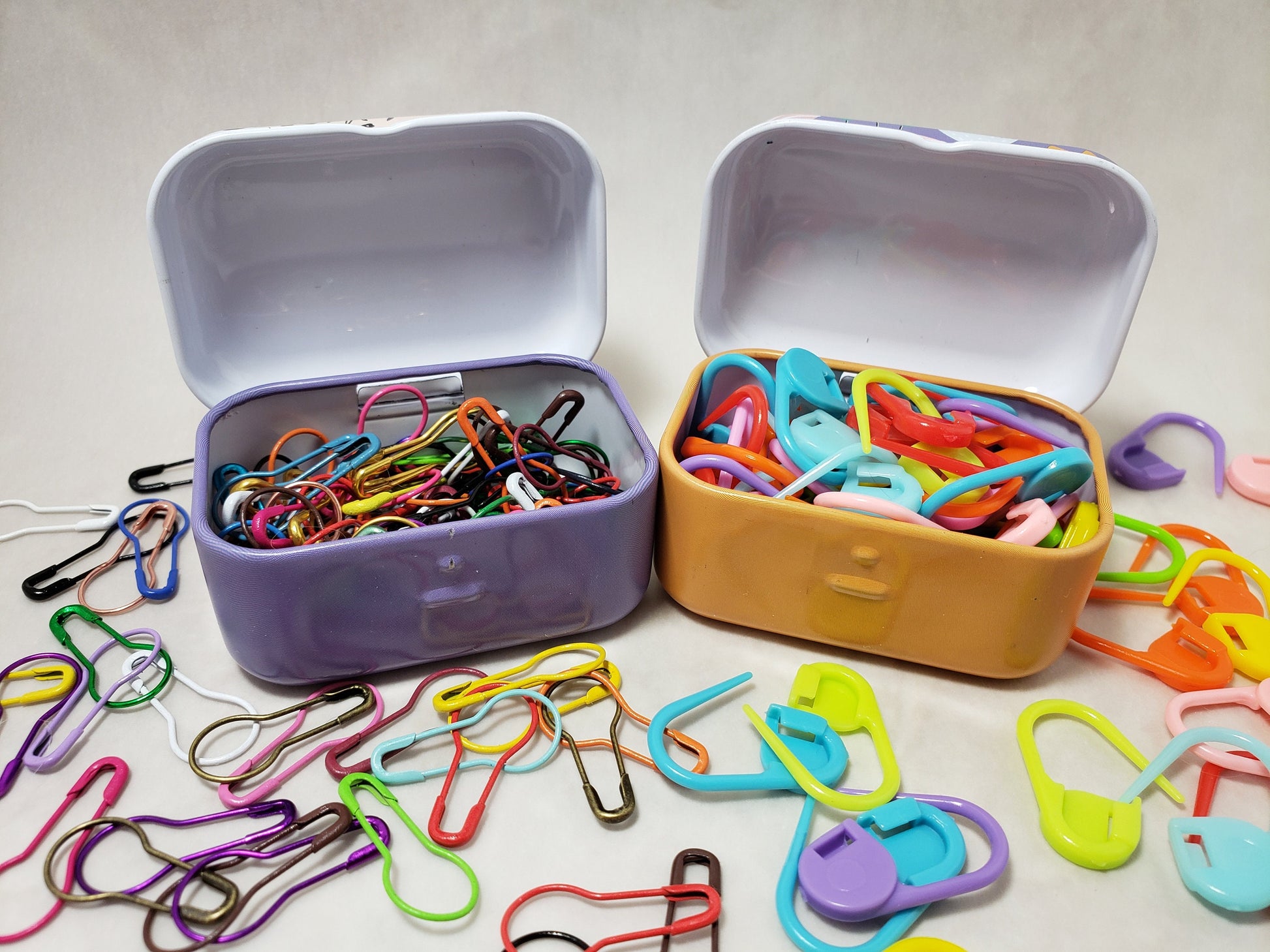 Locking Stitch Markers for Knitting and Crochet, Plastic or metal Bulb Safety Pins, with Small Hinged Notions tin