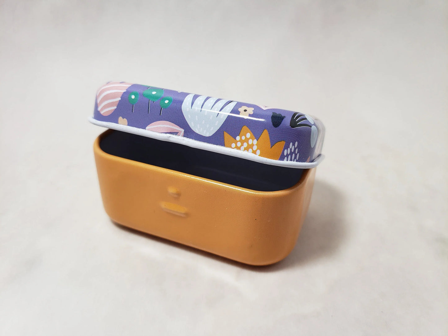 Locking Stitch Markers for Knitting and Crochet, Plastic or metal Bulb Safety Pins, with Small Hinged Notions tin