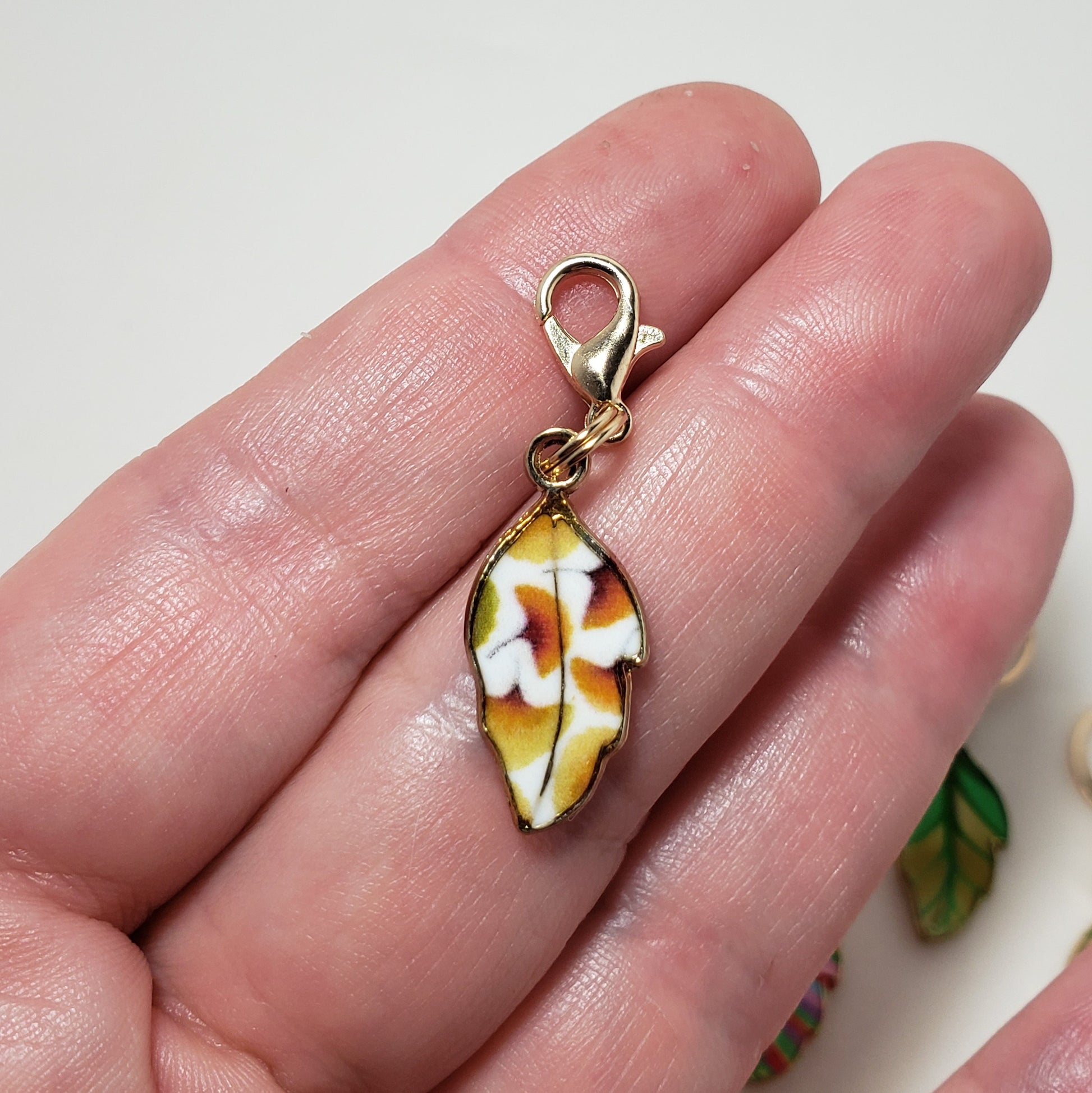 Leaf Stitch Markers for Knitting 4pc mixed set Gold color | Crochet stitch marker, progress keeper, project bag charms, crochet accessories