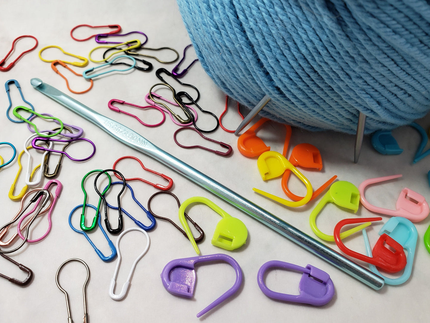 Locking Stitch Markers for Knitting and Crochet, Plastic or metal Bulb Safety Pins, with Small Hinged Notions tin