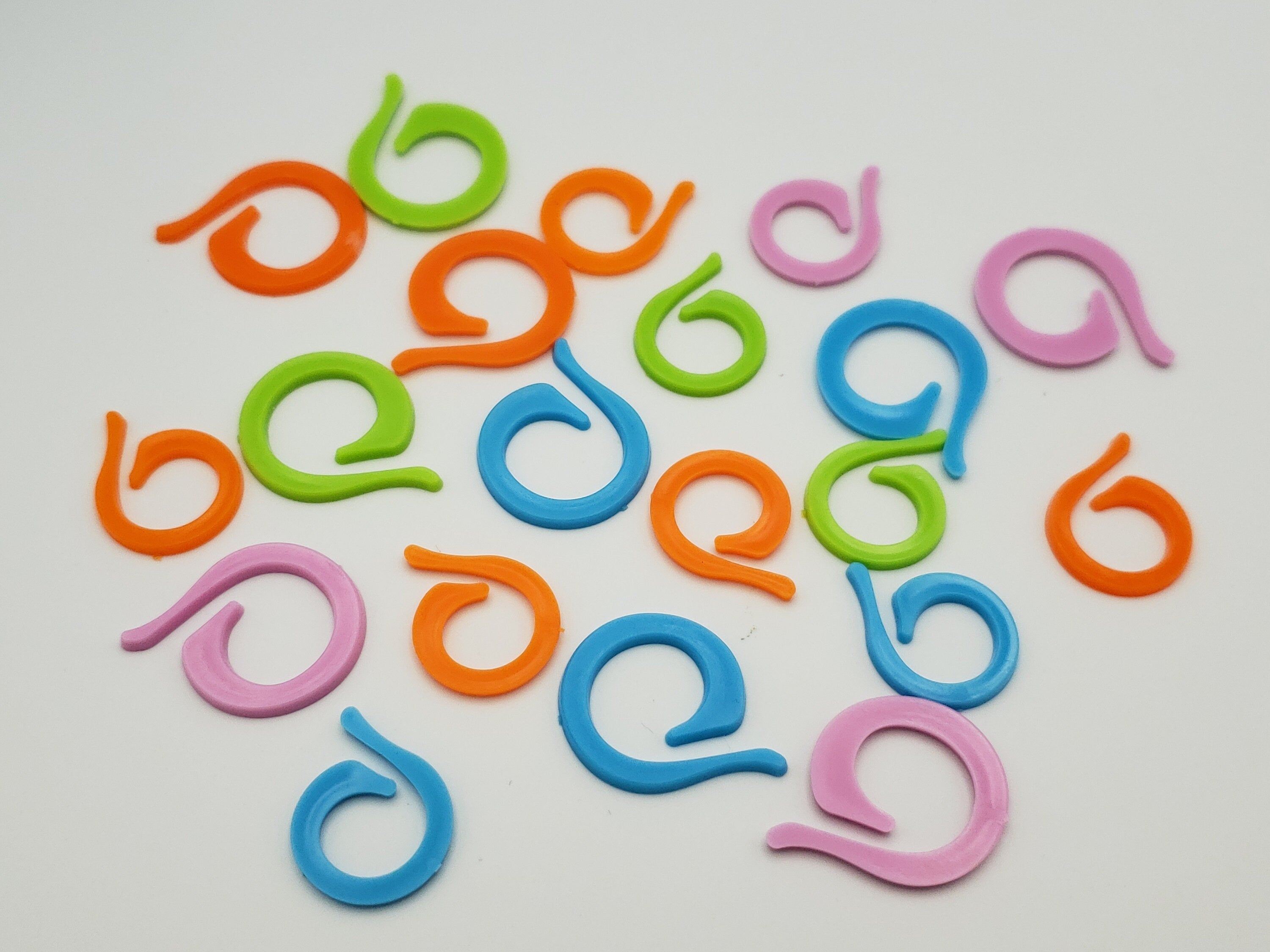 Plastic Stitch Markers for Knitting and Crochet, 10 or 20pc, open coil –  KarensHobbyRoom